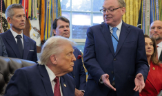 Kevin Hassett, avec Donald Trump, dans le Bureau ovale de la Maison Blanche, le 3 décembre 2025 ( GETTY IMAGES NORTH AMERICA / CHIP SOMODEVILLA )