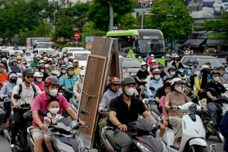 Circulation dans une rue de Hanoi, le 17 juillet 2025  ( AFP / Nhac NGUYEN )