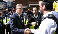 Le Premier ministre britannique Keir Starmer (g) rencontre les premiers intervenants de Shomrim North West London lors d'une visite à Golders Green, dans le nord-ouest de Londres, le 30 avril 2026, au lendemain d'une agression au couteau ( POOL / Stefan Rousseau )
