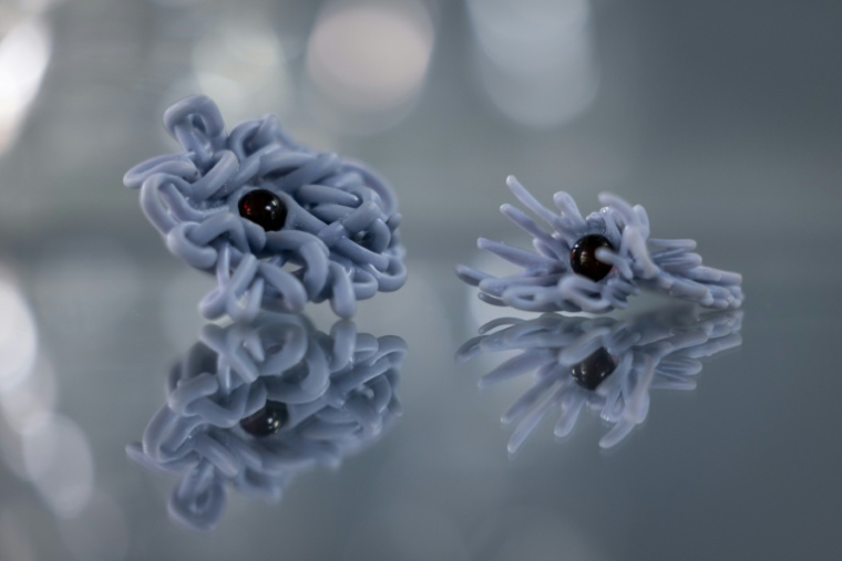 Une pièce de joaillerie en ambre de la Baltique réalisée en réalité virtuelle et imprimée en 3D à l'Académie des Beaux-Arts de Gdansk, le 10 mars 2026 à Gdansk, en Pologne  ( AFP / Wojtek RADWANSKI )