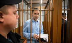 Le Français Laurent Vinatier dans un box du tribunal Zamoskvoretski à Moscou le 14 octobre 2024 ( AFP / Alexander NEMENOV )