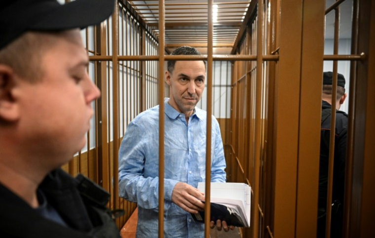 Le Français Laurent Vinatier dans un box du tribunal Zamoskvoretski à Moscou le 14 octobre 2024 ( AFP / Alexander NEMENOV )