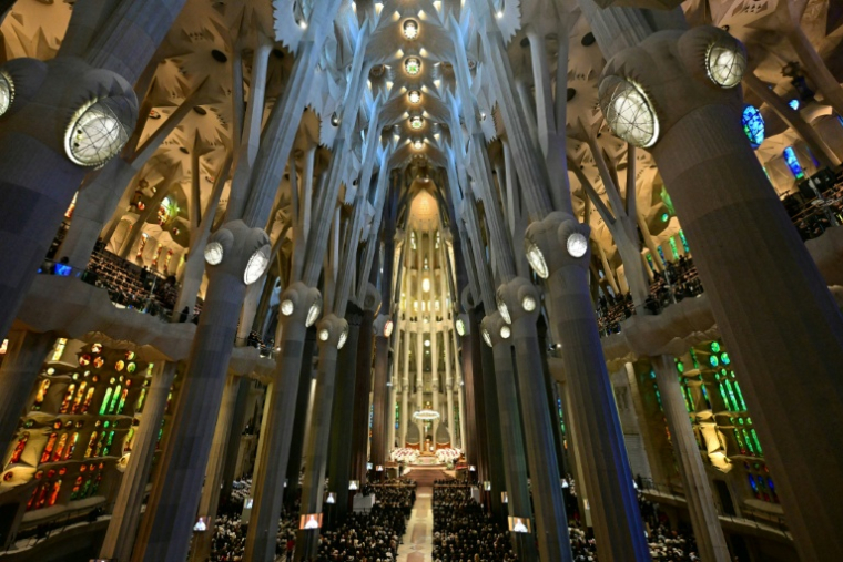 Des fidèles assistent à une messe solennelle présidée par le pape Léon XIV à la basilique de la Sagrada Familia, le 10 juin 2026 à Barcelone, en Espagne ( AFP / Stefano RELLANDINI )