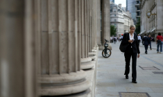 Des piétons longent la Banque d'Angleterre à Londres le 18 juin 2026 ( AFP / Toby Shepheard )