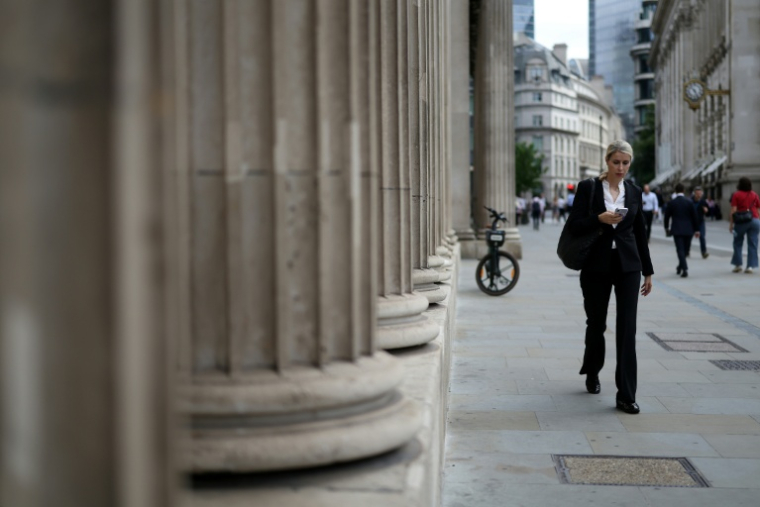 Des piétons longent la Banque d'Angleterre à Londres le 18 juin 2026 ( AFP / Toby Shepheard )