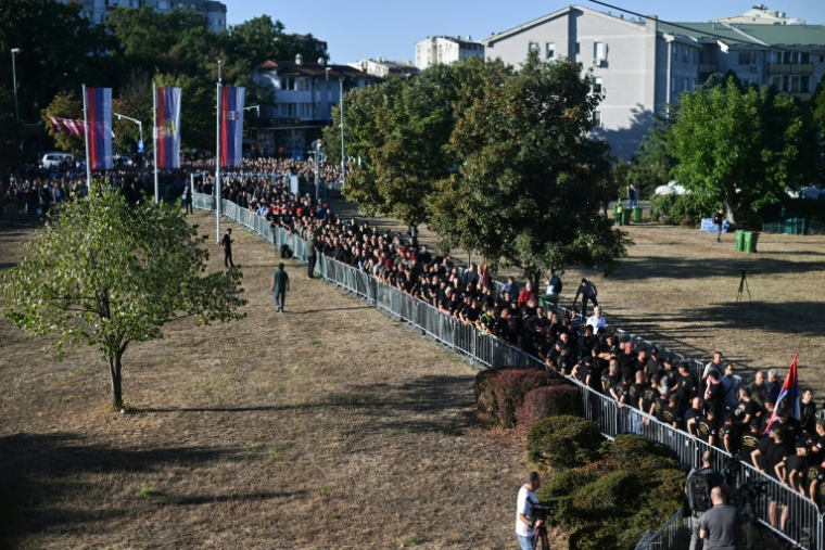 Des personnes en deuil font la queue  pour participer à un hommage public, le jour de la cérémonie funéraire de l'ancien chef militaire serbe de Bosnie Ratko Mladić, à l'église Saint-Luka de Belgrade, le 7 septembre 2026 en Serbie ( AFP / OLIVER BUNIC )