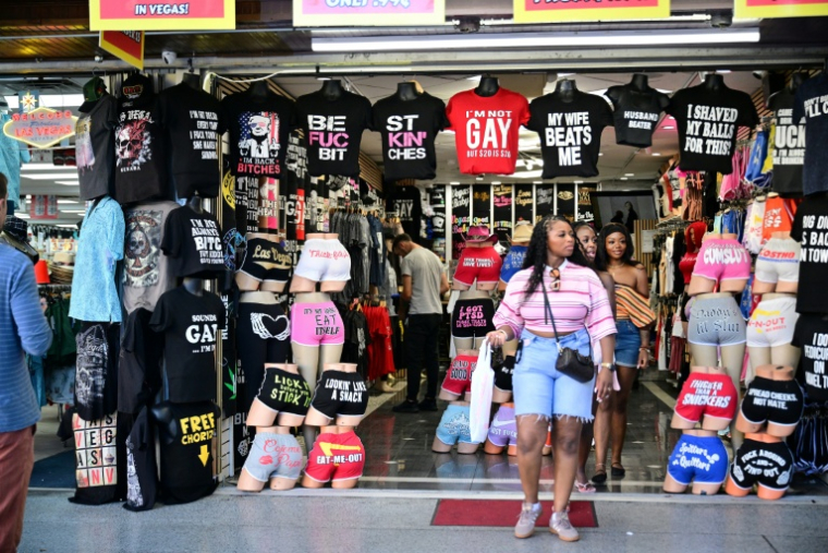 Personne sortant d'un magasin, à Las Vegas, Nevada, le 19 août 2026 ( AFP / Frederic J. BROWN )