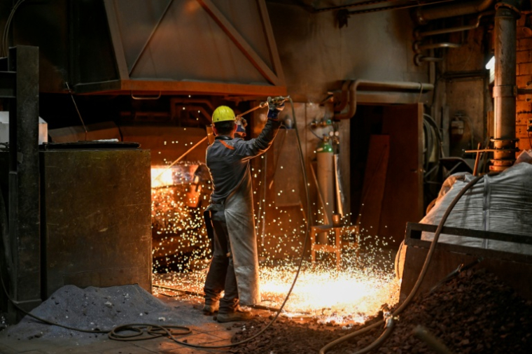 Un employé travaille sur un four à arc électrique chez KNDS à Remscheid (ouest de l’Allemagne) le 17 juin 2026 ( AFP / Ina FASSBENDER )
