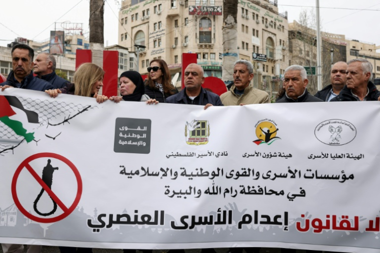 Des Palestiniens manifestent contre la loi adoptée au Parlement israélien instaurant la peine de mort pour les "terroristes", à Ramallah, en Cisjordanie occupée, le 1er avril 2026 ( AFP / Zain JAAFAR )