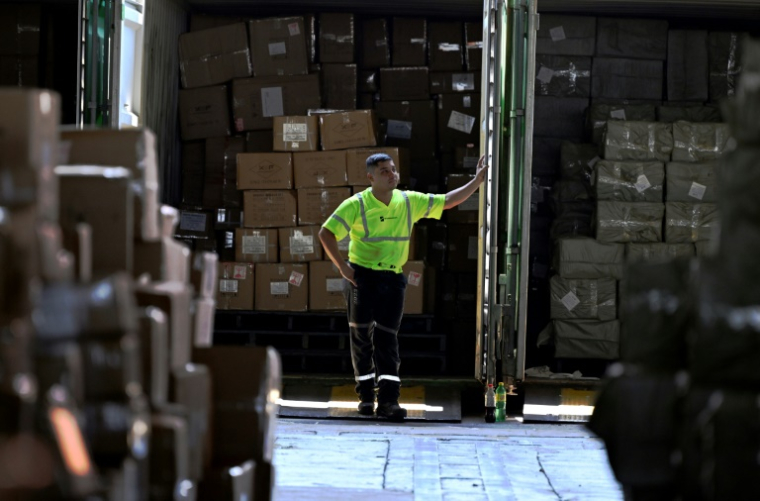 Un employé attend une inspection de sécurité dans le port de marchandises Lazaro Cardenas, dans l'État de Michoacan, au Mexique, le 25 avril 2025 ( AFP / Alfredo ESTRELLA )