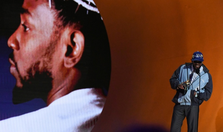 Le rappeur américain Kendrick Lamar reçoit le prix du meilleur album rap pour "Mr. Morale & the Big Steppers" lors de la 65e édition des Grammy Awards, le 5 février 2023 à Los Angeles, en Californie ( AFP / VALERIE MACON )