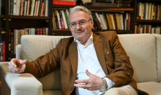 Le réalisateur Sergio Cabrera, aujourd'hui ambassadeur de Colombie en Chine, lors d'une interview à Pékin, le 23 mai 2025 ( AFP / JADE GAO )