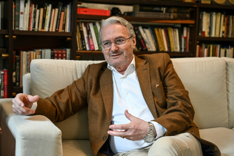 Le réalisateur Sergio Cabrera, aujourd'hui ambassadeur de Colombie en Chine, lors d'une interview à Pékin, le 23 mai 2025 ( AFP / JADE GAO )