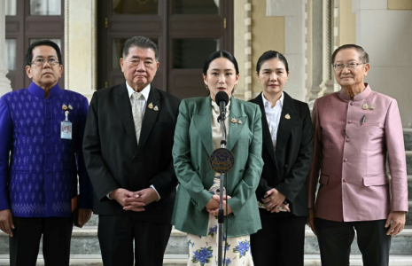 La Première ministre thaïlandaise Paetongtarn Shinawatra (C) s'exprime à côté du vice-Premier ministre thaïlandais Phumtham Wechayachai (2e à g) lors d'une conférence de presse au siège du gouvernement à Bangkok, le 1er juillet 2025 ( AFP / Lillian SUWANRUMPHA )