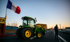 Des agriculteurs bloquent la M7 dans le cadre d'actions organisées à l'appel de la Coordination rurale, le 5 janvier 2026 à Lyon (Rhône) ( AFP / OLIVIER CHASSIGNOLE )