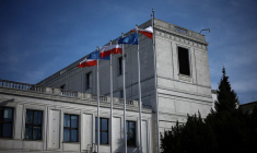 Les drapeaux polonais et européen flottent devant le bâtiment du Parlement polonais à Varsovie.