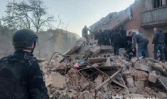 Cette photo publiée par la police nationale ukrainienne montre les services de secours à l'œuvre dans les décombres d'un immeuble résidentiel touché par une frappe russe à Prylouky dans le nord de l'Ukraine, le 7 octobre 2026 ( Ukraine's National Police / Handout )