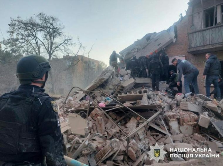 Cette photo publiée par la police nationale ukrainienne montre les services de secours à l'œuvre dans les décombres d'un immeuble résidentiel touché par une frappe russe à Prylouky dans le nord de l'Ukraine, le 7 octobre 2026 ( Ukraine's National Police / Handout )