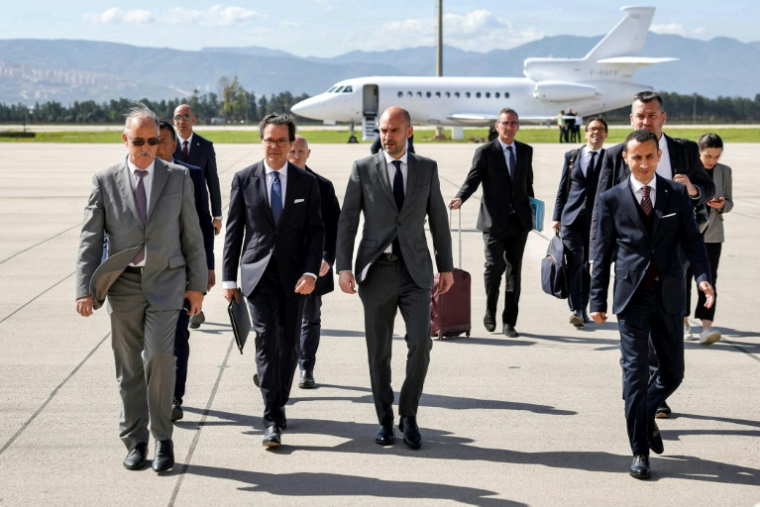 Photo diffusée par le ministère français de l'Europe et des Affaires étrangères (MEAE) montrant le ministre français des Affaires étrangères Jean-Noël Barrot (c) à son arrivée à Alger, le 6 avril 2025 ( Ministère français de l'Europe et des Affaires étrangères (MEAE) / Philemon HENRY )