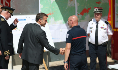 Le président Emmanuel Macron en visite au poste de commandement central des pompiers, pendant un incendie dans la forêt de Fontainebleau, le 16 juillet 2026 à Noisy-sur-Ecole, en Seine-et-Marne ( POOL / MOHAMMED BADRA )