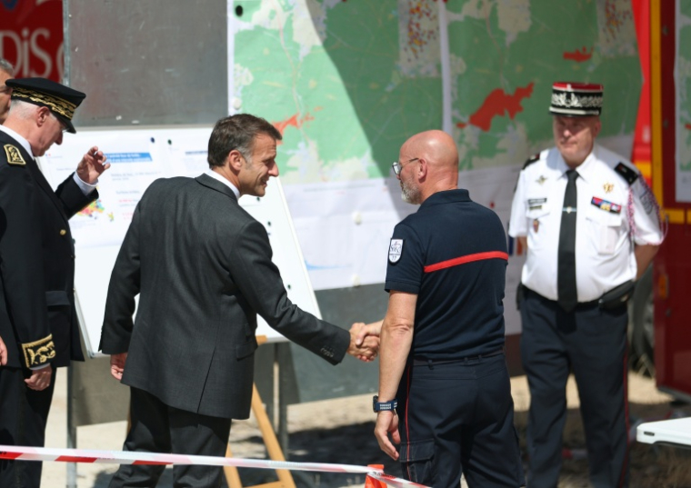 Le président Emmanuel Macron en visite au poste de commandement central des pompiers, pendant un incendie dans la forêt de Fontainebleau, le 16 juillet 2026 à Noisy-sur-Ecole, en Seine-et-Marne ( POOL / MOHAMMED BADRA )