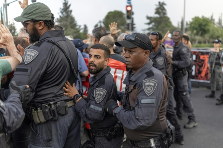 Des policiers israéliens se heurtent à des manifestants lors d'un rassemblement contre le gouvernement et la guerre à Gaza devant la Knesset, le Parlement israélien, à Jérusalem, le 2 juillet 2026, marquant le millième jour depuis l'attaque du Hamas contre Israël le 7 octobre 2023 ( AFP / ilia YEFIMOVICH )
