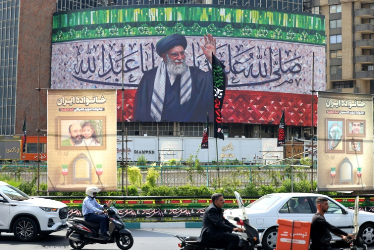 Une affiche géante du Guide suprême iranien, de l'ayatollah Ali Khamenei, à Téhéran, le 13 juillet 2025 ( AFP / ATTA KENARE )