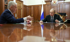 Le président russe Vladimir Poutine (d) et le maire de Moscou Sergueï Sobianine au Kremlin, le 5 mai 2025 à Moscou ( POOL / Vyacheslav PROKOFYEV )