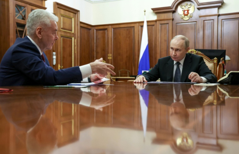 Le président russe Vladimir Poutine (d) et le maire de Moscou Sergueï Sobianine au Kremlin, le 5 mai 2025 à Moscou ( POOL / Vyacheslav PROKOFYEV )