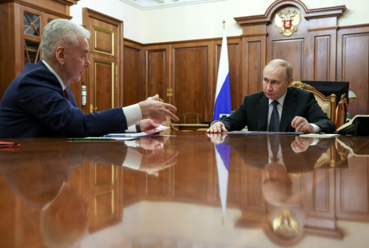 Le président russe Vladimir Poutine (d) et le maire de Moscou Sergueï Sobianine au Kremlin, le 5 mai 2025 à Moscou ( POOL / Vyacheslav PROKOFYEV )