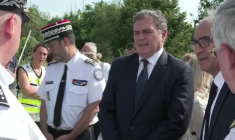 Le ministre de l'Intérieur arrive sur les lieux du crash d'un avion qui a fait 11 morts