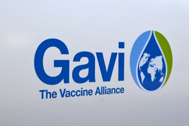 Le logo de l’Alliance du vaccin Gavi à Genève, le 11 avril 2025 ( AFP / Fabrice COFFRINI )