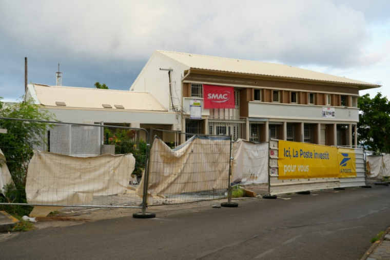 Le bureau de poste à Mamoudzou après la pose d'un nouveau toit, un an après le passage du cyclone Chido à Mayotte, le 5 décembre 2025 ( AFP / Marine GACHET )