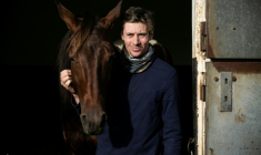 Mathieu Mottier et le cheval Keep Going après une séance d'entraînement au domaine de Grosbois à Marolles-en-Brie, le 9 décembre 2025 ( AFP / JULIEN DE ROSA )