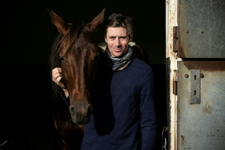 Mathieu Mottier et le cheval Keep Going après une séance d'entraînement au domaine de Grosbois à Marolles-en-Brie, le 9 décembre 2025 ( AFP / JULIEN DE ROSA )