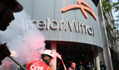 Des manifestants devant le siège d'ArcelorMittal en Seine Saint-Denis, le 13 mai 2025. ( AFP / LEO VIGNAL )