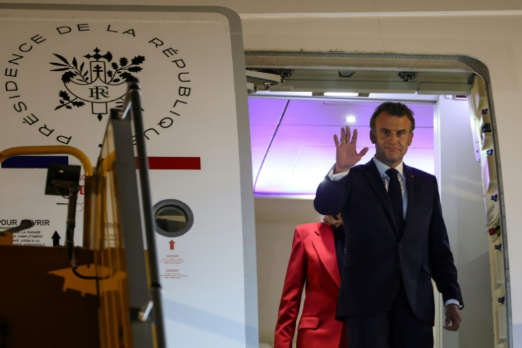 Emmanuel Macron et son épouse Brigitte, s'apprêtent à débarquer de l'avion présidentiel à Hanoï (Vietnam) le 25 mai 2025 ( AFP / Ludovic MARIN )
