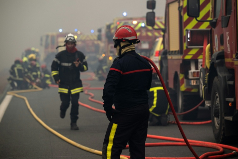 Des pompiers près du Lège-Cap-Ferret, en Gironde, le 25 juillet 2026 ( AFP / JULIEN DE ROSA )