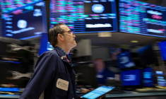 Un trader travaille à la Bourse de New York (NYSE)