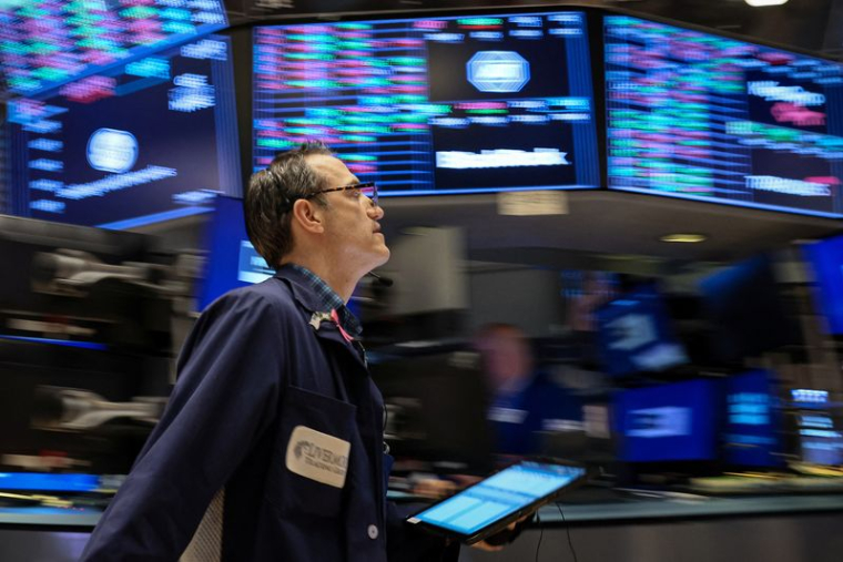 Un trader travaille à la Bourse de New York (NYSE)