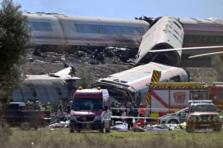 Les secours interviennent sur le site de la collision mortelle entre deux trains à Urda, en Espagne, le 28 octobre 2026 ( AFP / Javier SORIANO )