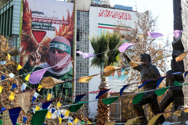 Une affiche anti-israélienne géante représentant un combattant palestinien et saluant la "résistance" en persan et hébreu installée sur la place de Palestine de Téhéran, le 31 décembre 2025 ( AFP / ATTA KENARE )