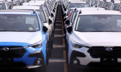 Des voitures neuves du constructeur automobile Subaru en attente d'exportation sont garées dans un port à Yokohama, au sud de Tokyo