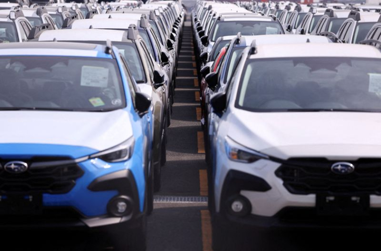 Des voitures neuves du constructeur automobile Subaru en attente d'exportation sont garées dans un port à Yokohama, au sud de Tokyo