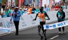 Tiangong Ultra, un robot humanoïde, franchit la ligne d'arrivée en s'assurant la première place lors du semi-marathon E-Town Humanoid Robot, à Pékin, en Chine