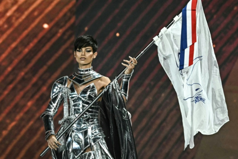La Miss France Eve Gilles défile sur scène lors de la présentation des costumes nationaux de Miss Univers 2025 à Nonthaburi, au nord de Bangkok, le 19 novembre 2025 ( AFP / Lillian SUWANRUMPHA )