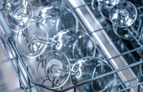 Le test a pris en compte divers critères, comme la qualité du lavage et du rinçage, la quantité de traces de calcaire ou encore l’impact environnemental. (PhotoMIX-Company / Pixabay)