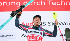 Paco Rassat célèbre sa victoire en slalom sur le podium d'Adelboden, en Suisse, le 11 janvier 2026 ( AFP / Fabrice COFFRINI )