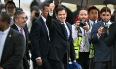 Le secrétaire d'État américain Marco Rubio salue après avoir atterri à l'aéroport international Felipe Ángeles, à Mexico, le 2 septembre 2025. ( AFP / Yuri Cortez )