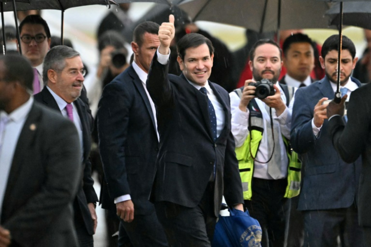 Le secrétaire d'État américain Marco Rubio salue après avoir atterri à l'aéroport international Felipe Ángeles, à Mexico, le 2 septembre 2025. ( AFP / Yuri Cortez )